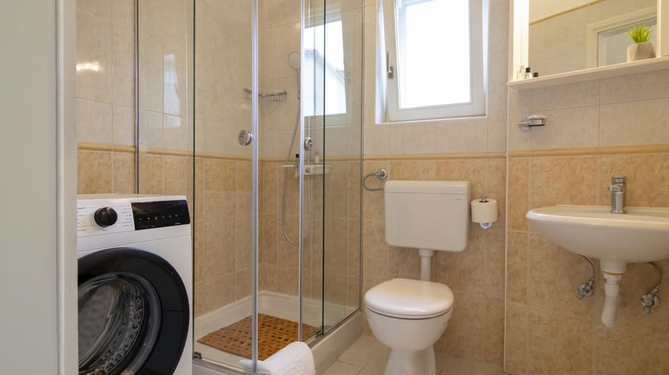 Shower, Toilet, Bathroom, towels