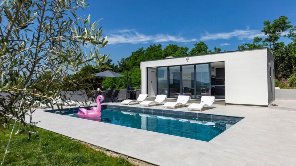 Property building, BBQ facilities, Garden, Balcony/Terrace, Seating area, Dining area, Swimming pool