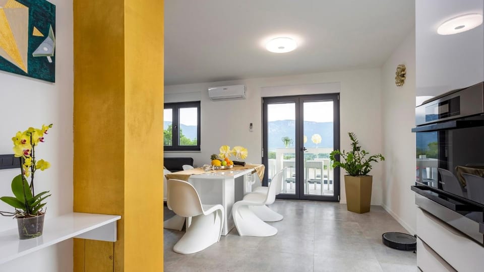 Kitchen or kitchenette, Living room, Seating area, Dining area, air conditioner