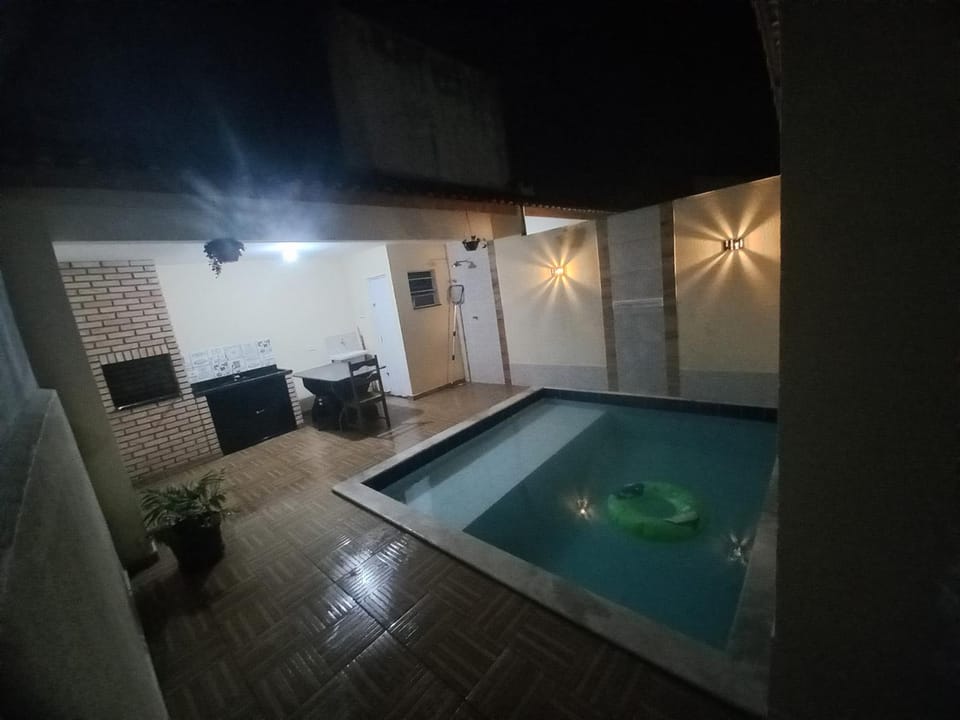Casa com piscina e praia logo ali House in Itanhaém