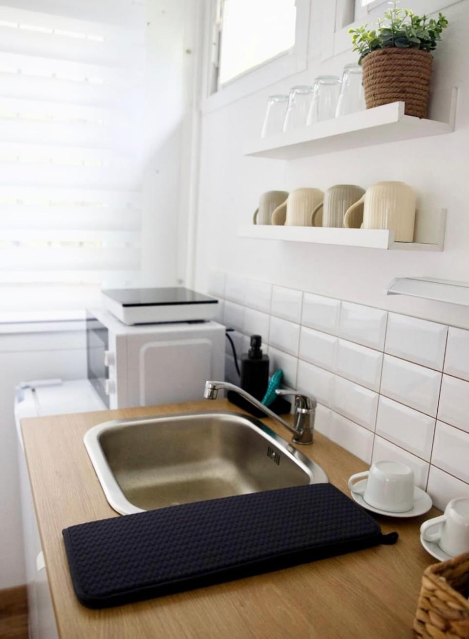 Kitchen or kitchenette, minibar, stove