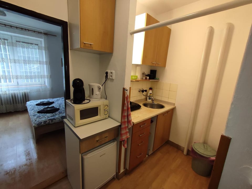 Coffee/tea facilities, Kitchen or kitchenette, stove