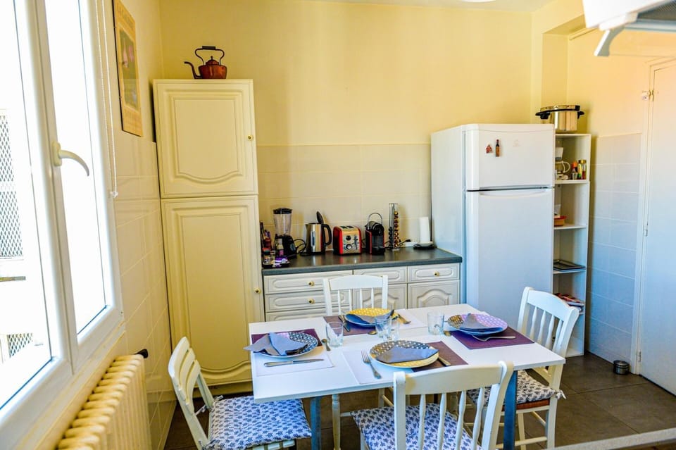 Coffee/tea facilities, Kitchen or kitchenette, Dining area, stove, toaster
