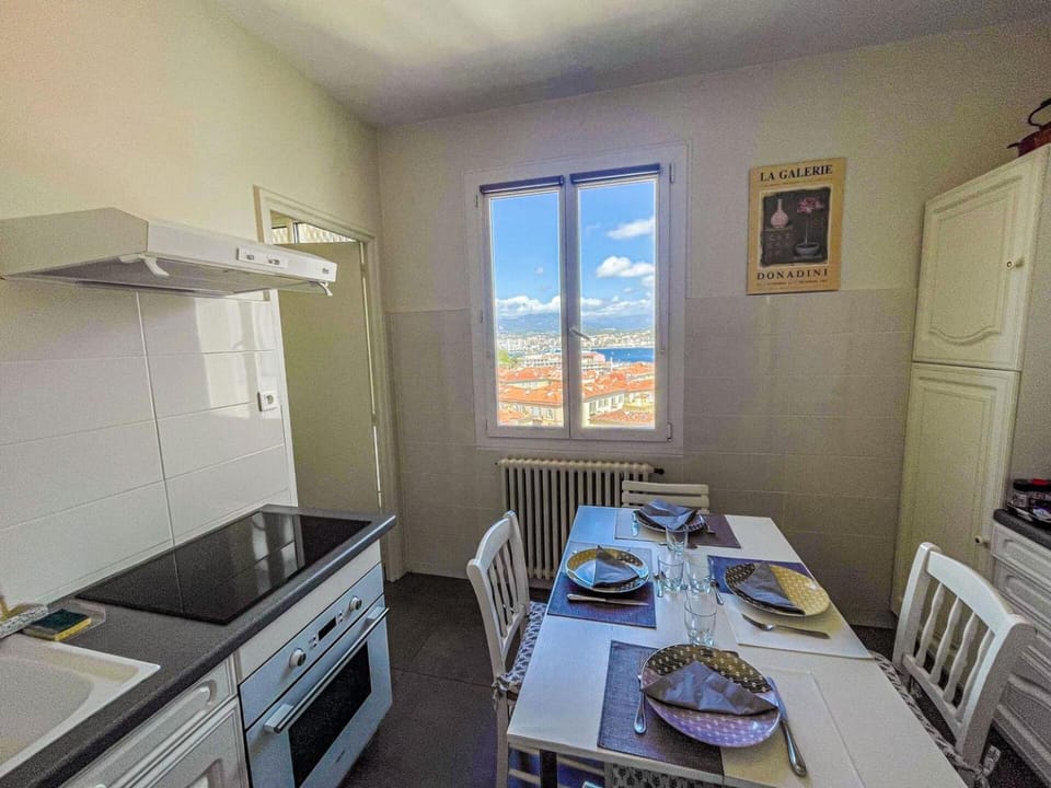 Kitchen or kitchenette, Dining area, stove