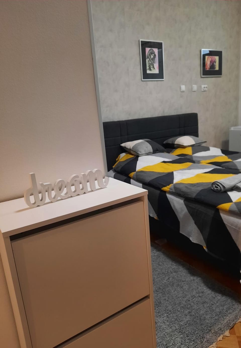 Bed, Decorative detail, towels