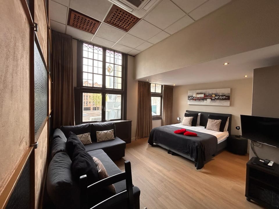 Bed, Seating area, Bedroom