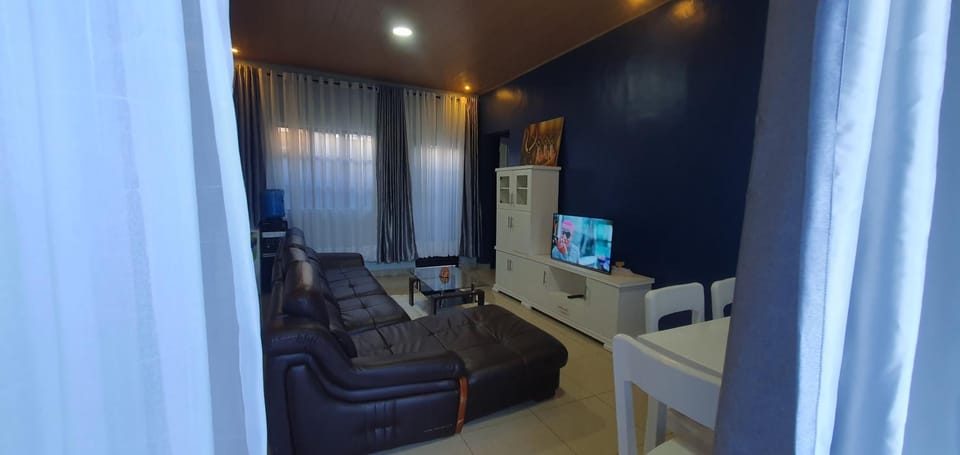 Communal lounge/ TV room, TV and multimedia, Living room, Seating area, hair dresser