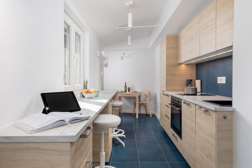 Kitchen or kitchenette, Dining area, hair dresser, stove
