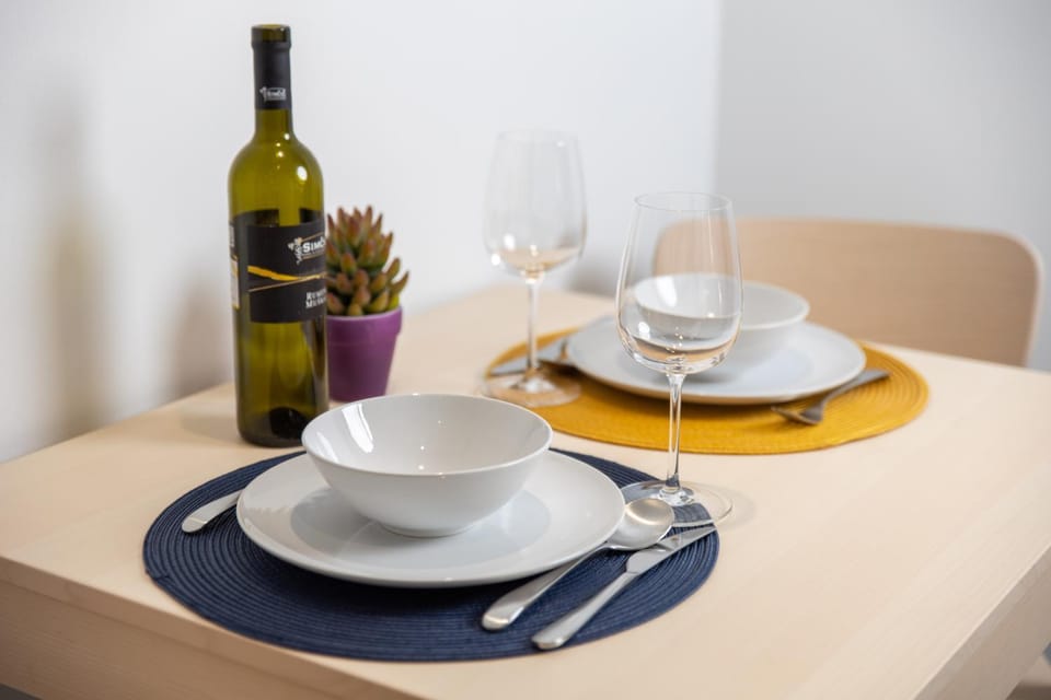 Dining area, Food, Drinks