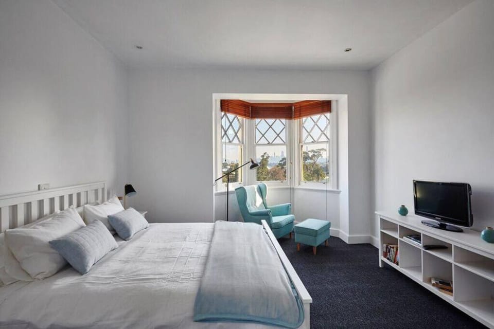 Large Two Bedrm Art Deco Apartment - City, Bay & Sunset Views Apartment in Saint Kilda