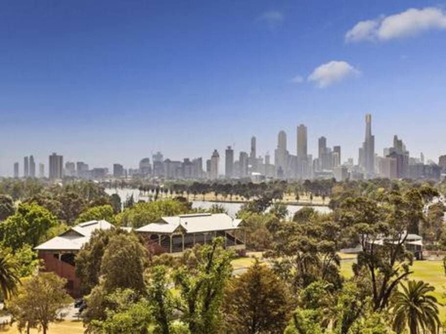 Large Two Bedrm Art Deco Apartment - City, Bay & Sunset Views Apartment in Saint Kilda