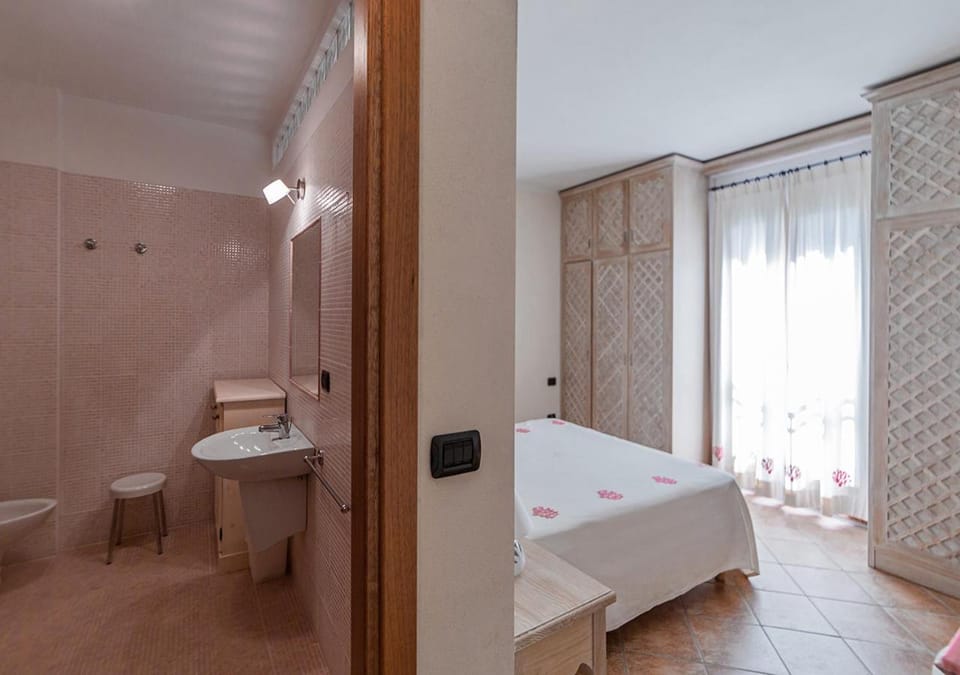 Shower, Toilet, Bed, Bathroom, Photo of the whole room, Bedroom, bidet, towels