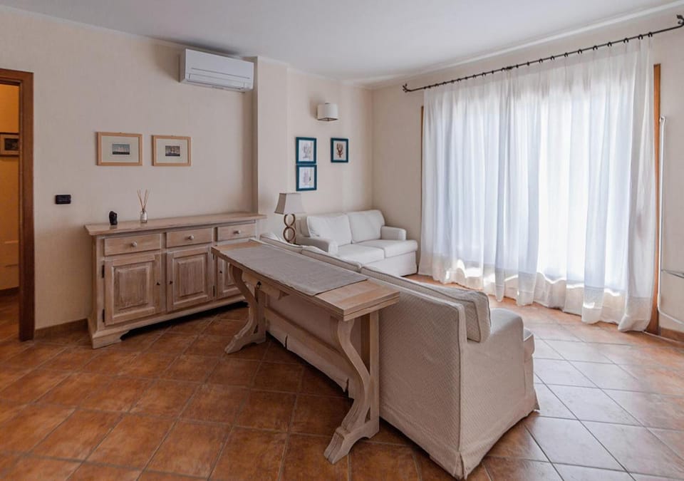 Living room, Dining area, air conditioner