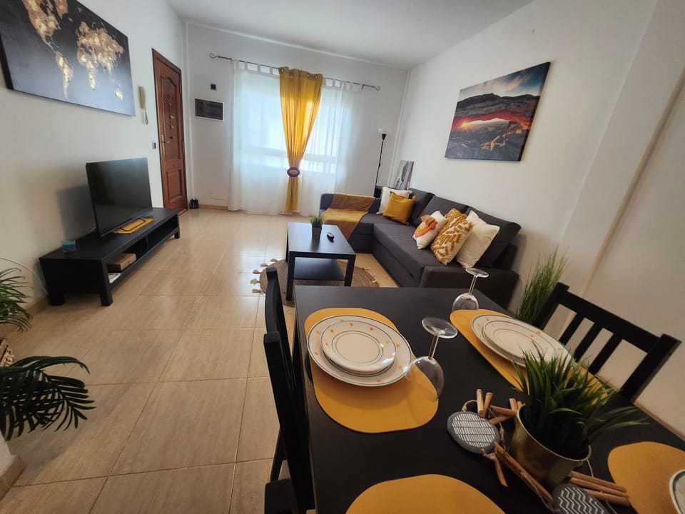 TV and multimedia, Living room, Seating area, Dining area
