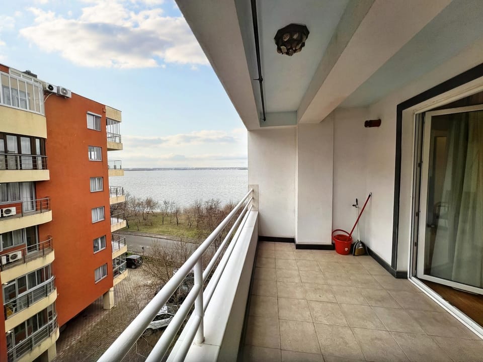 Property building, Day, Natural landscape, View (from property/room), Balcony/Terrace, Lake view