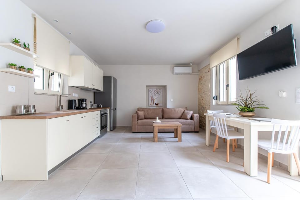 Chrisa's Detached Property near Center with Parking Apartment in Heraklion