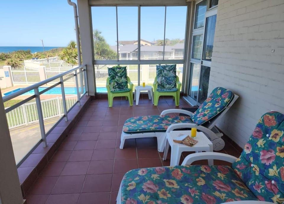 Patio, Day, Natural landscape, View (from property/room), Balcony/Terrace, Pool view, Sea view, Swimming pool, sunbed