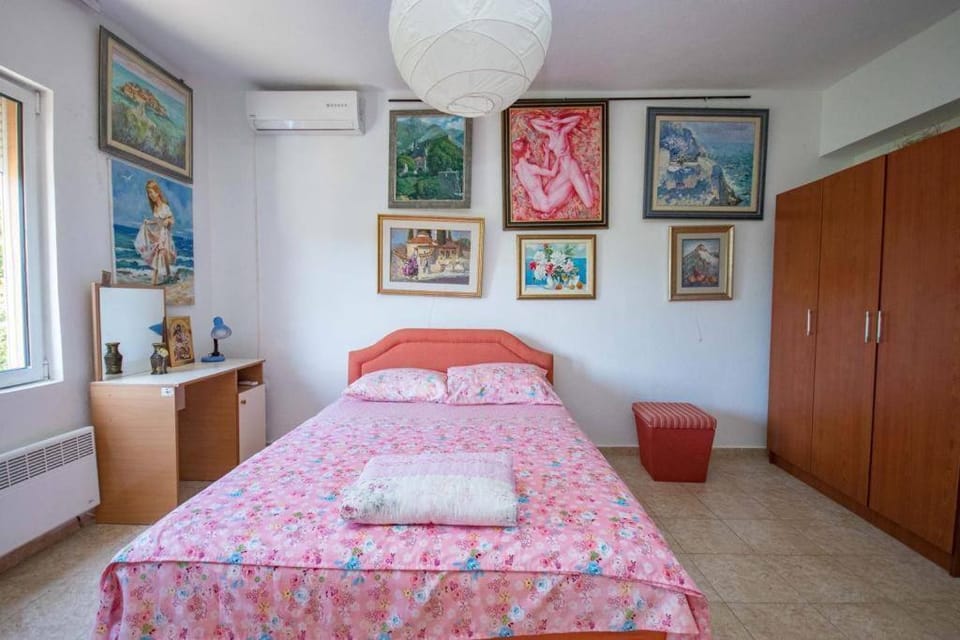 Bed, Photo of the whole room, Bedroom, towels, wardrobe, air conditioner