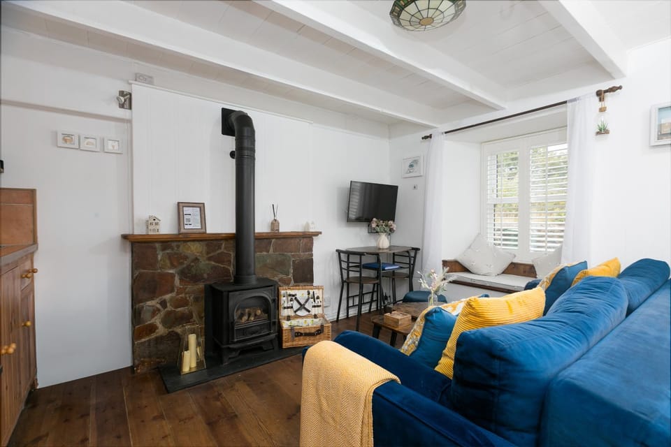 TV and multimedia, Living room, Seating area, fireplace, fireplace