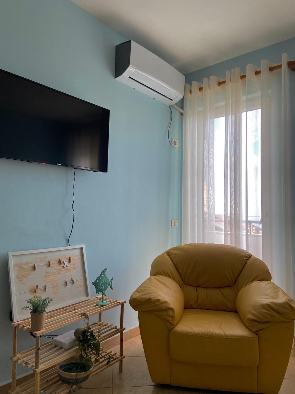 TV and multimedia, Living room, Seating area, Evening entertainment, air conditioner, air conditioner