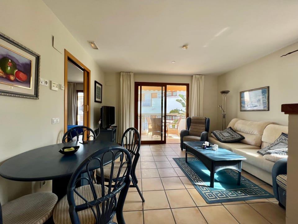TV and multimedia, Living room, Seating area, Dining area
