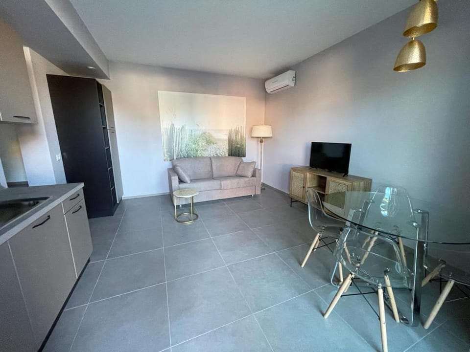 TV and multimedia, Kitchen or kitchenette, Living room, Seating area, Dining area, air conditioner