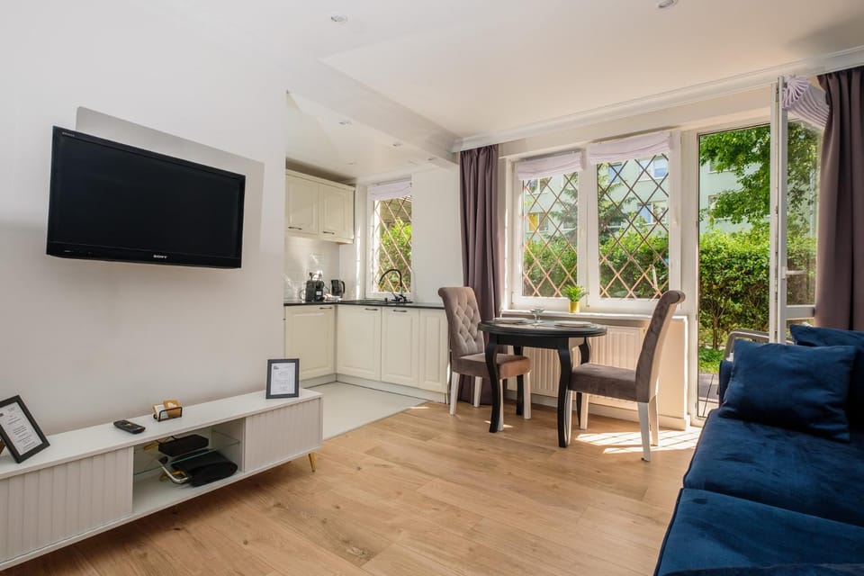 TV and multimedia, Coffee/tea facilities, Kitchen or kitchenette, Living room, Seating area, Dining area