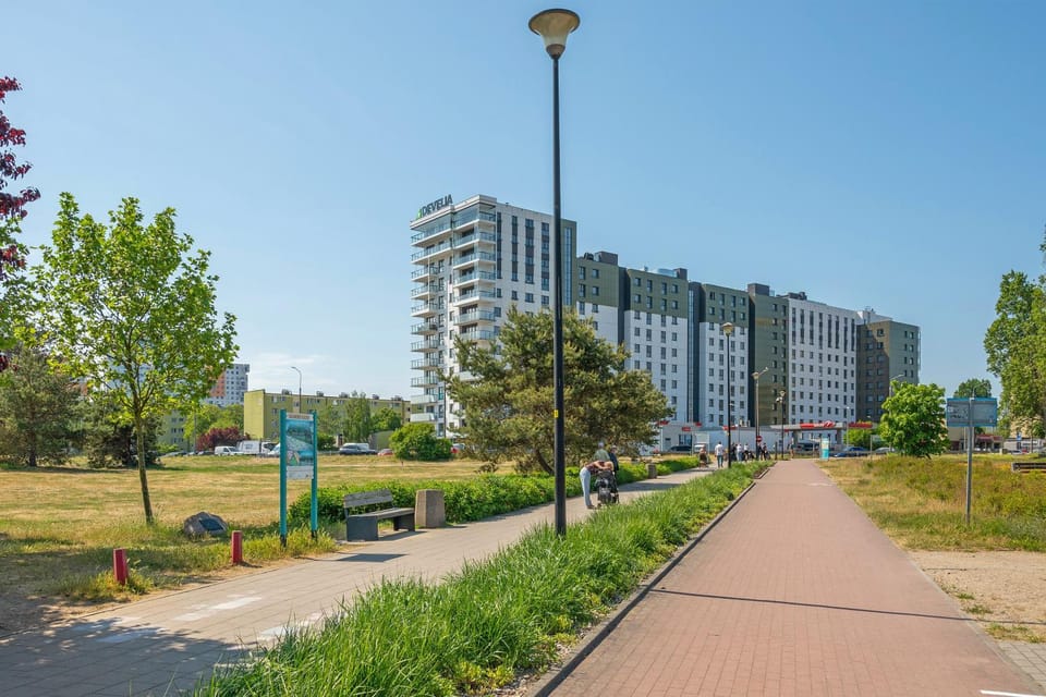 Property building, Spring, Day, Neighbourhood, Natural landscape, City view, Street view, Location