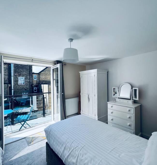 100 steps to Broadstairs beach - 2 bedroom 3 beds Apartment in Broadstairs