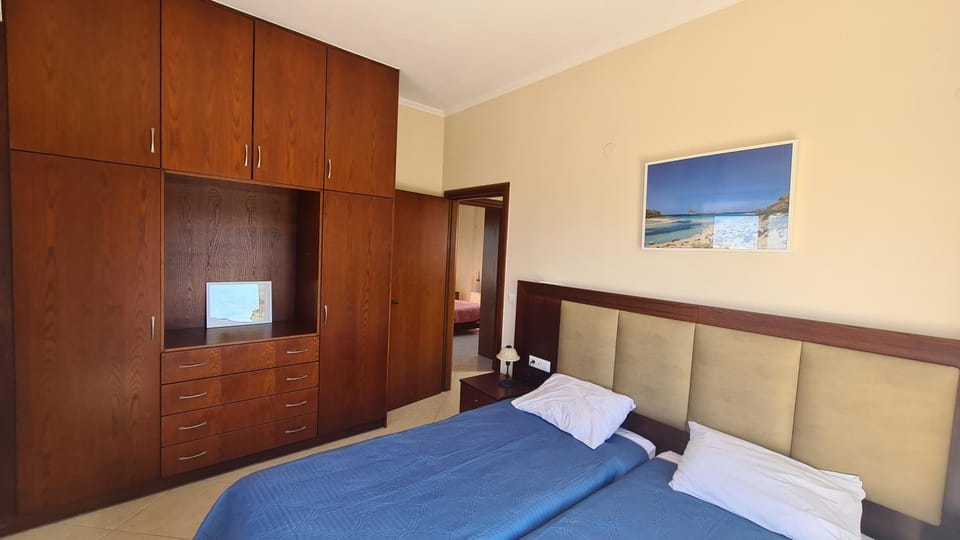 Bed, TV and multimedia, Photo of the whole room, Bedroom, wardrobe