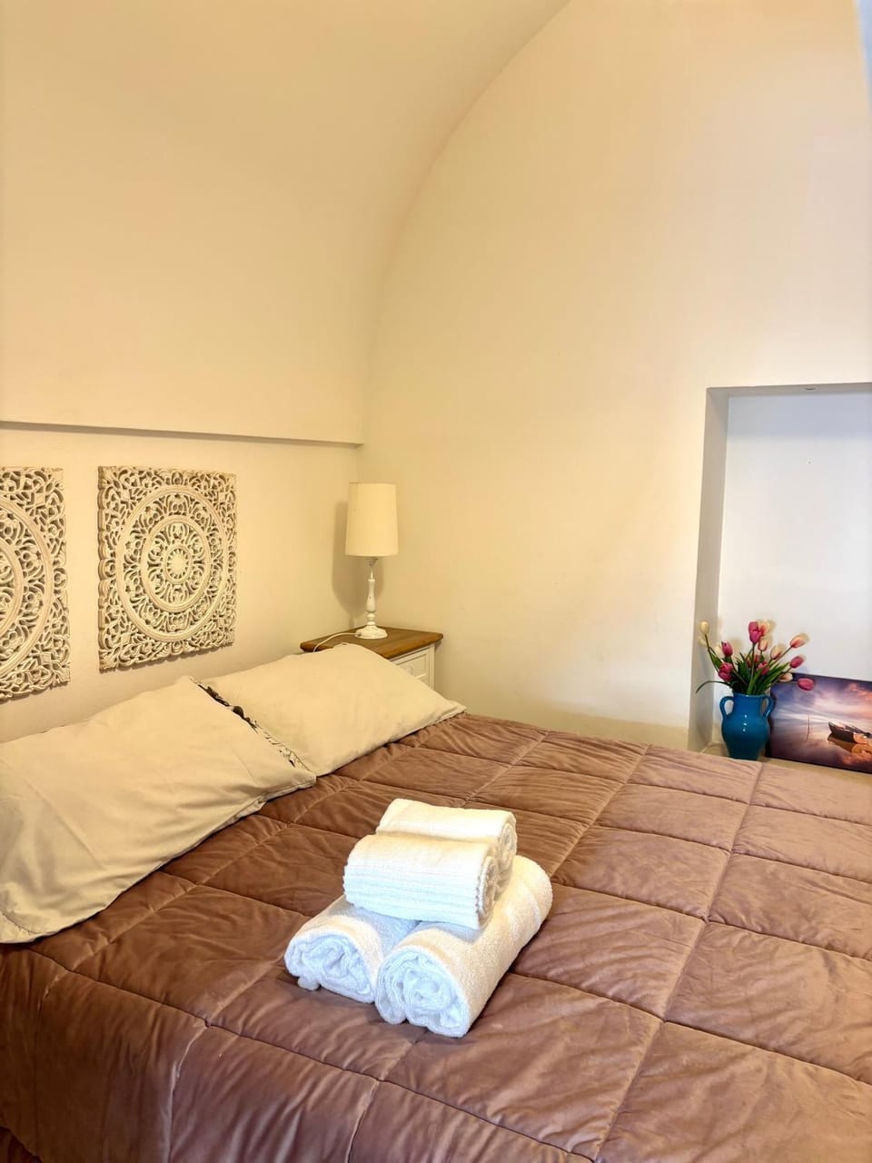 Bed, Photo of the whole room, Bedroom, towels