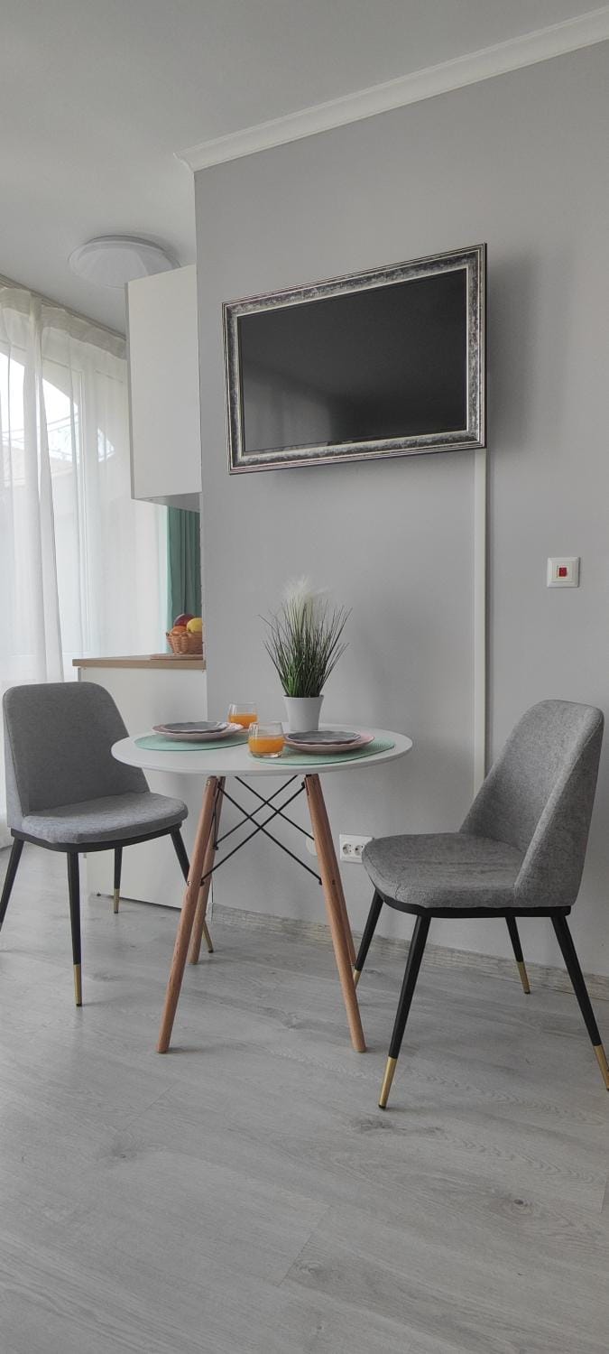 Photo of the whole room, Dining area