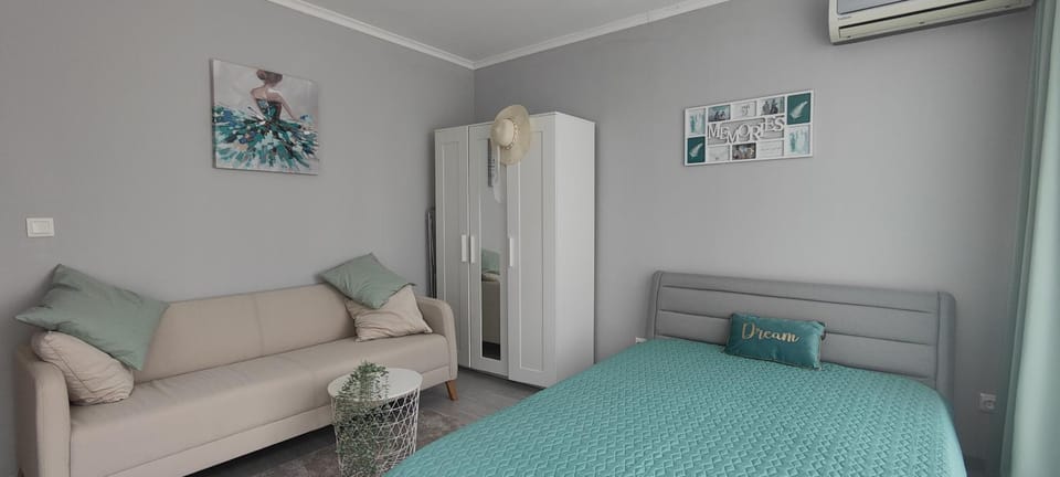 Bed, Photo of the whole room, Seating area