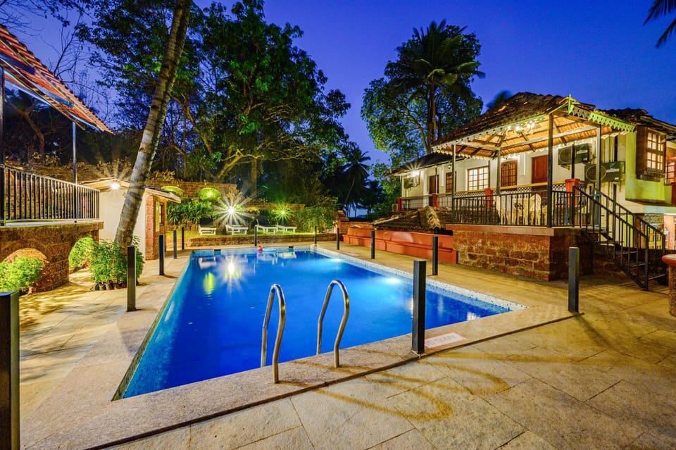Property building, Patio, Night, Garden, Garden view, Pool view, Swimming pool, Swimming pool, sunbed