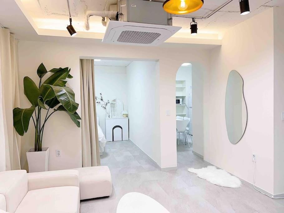 Near Hongik University Station Suite Room Apartment in Seoul