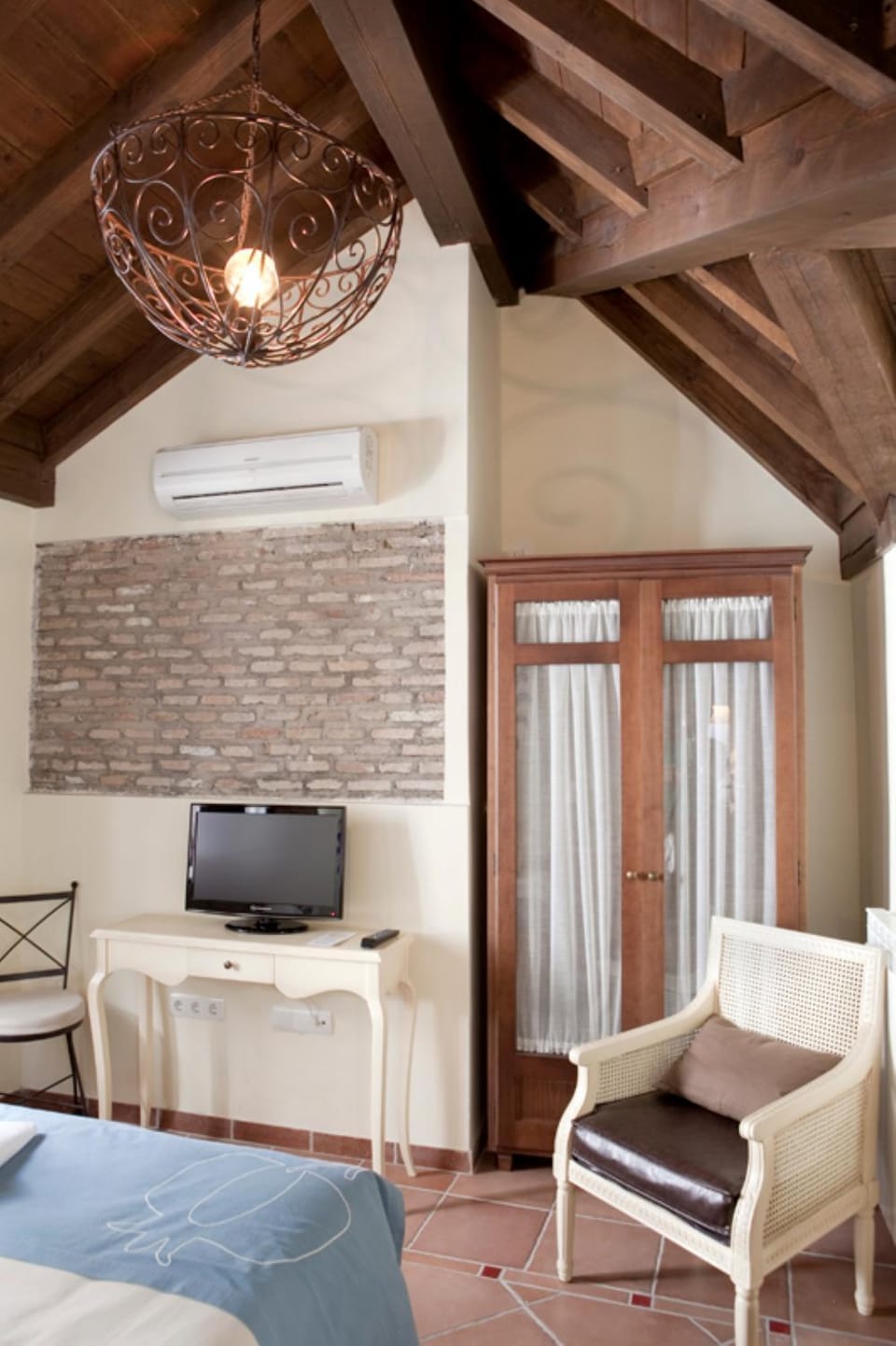 TV and multimedia, Area and facilities, air conditioner
