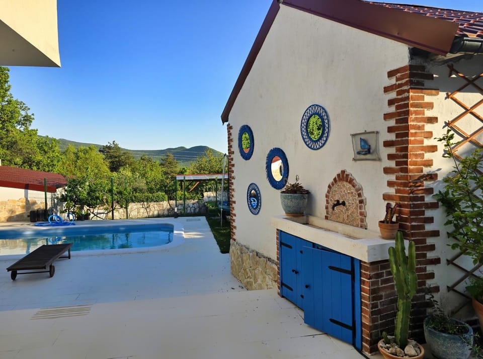Natural landscape, Mountain view, Pool view, Swimming pool, sunbed