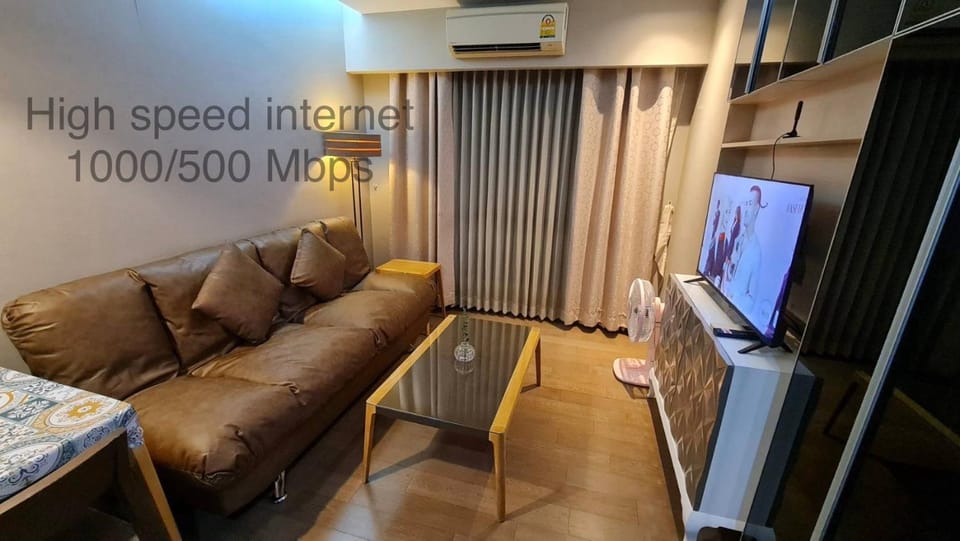 TV and multimedia, Living room, Seating area, air conditioner