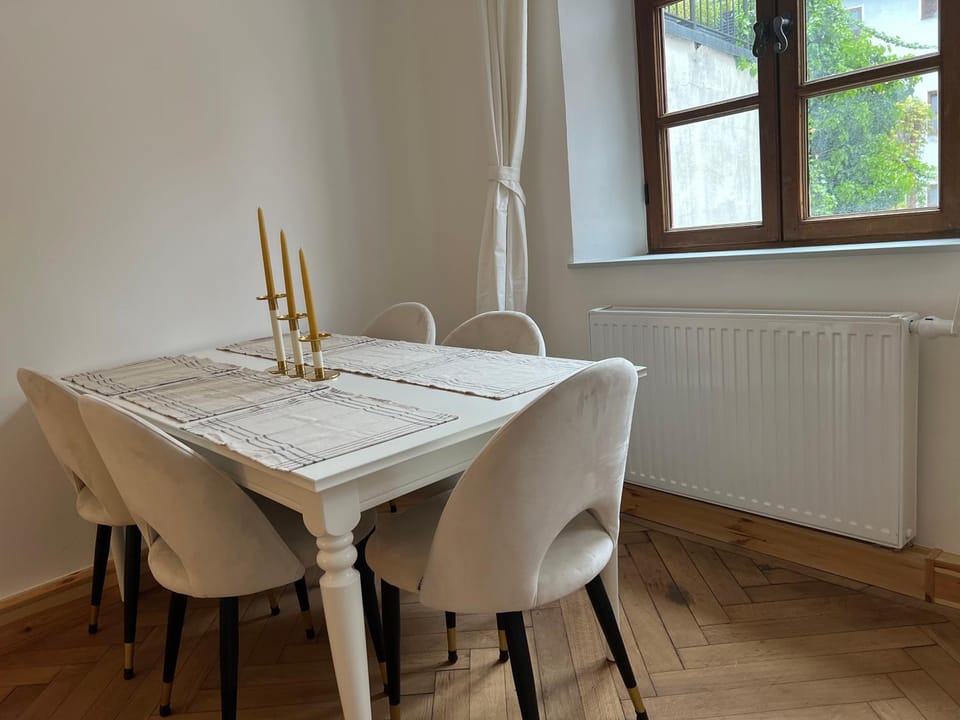 Dining area, internet