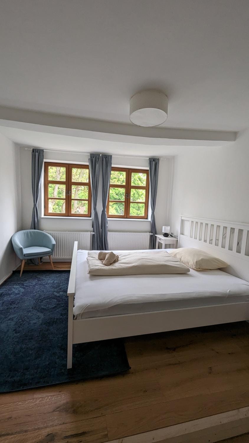Bed, Photo of the whole room, Bedroom, towels