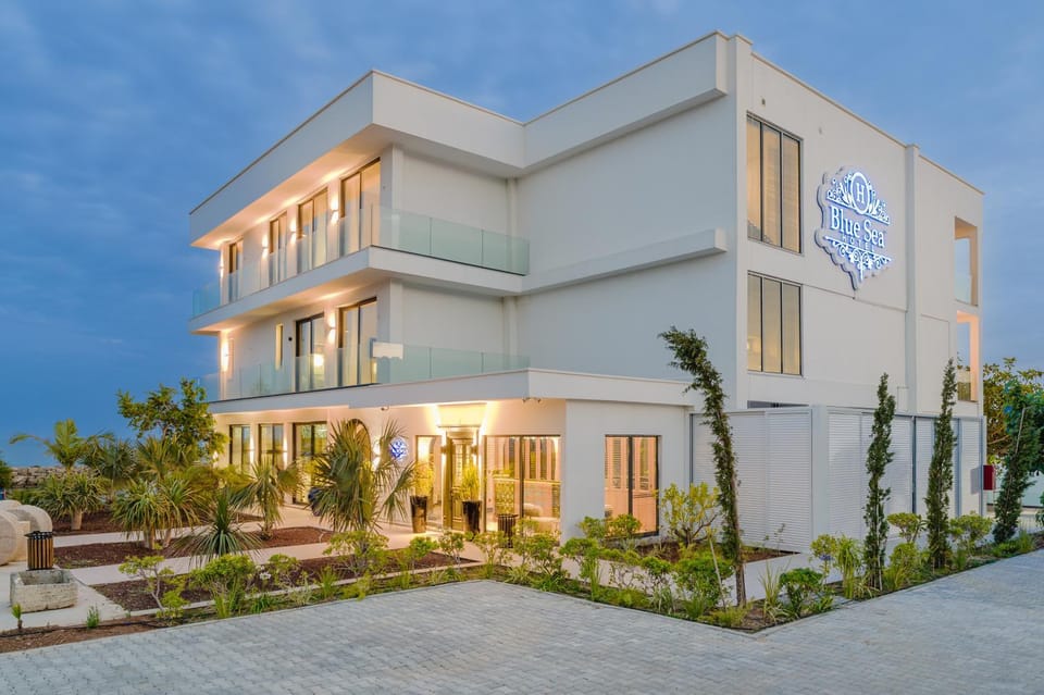 Property building, Day, Garden, Garden view