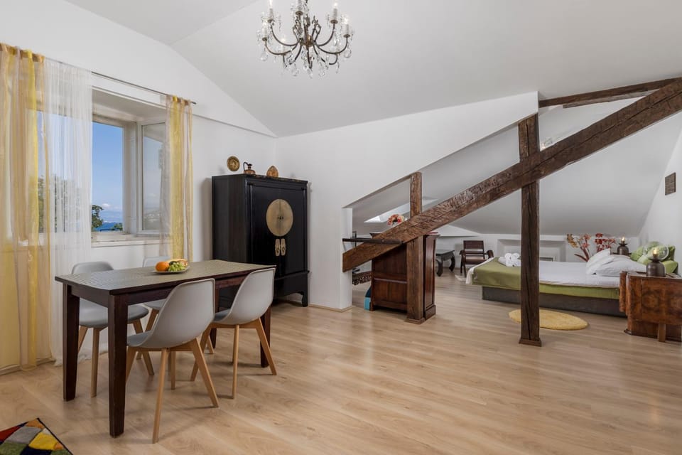 Bed, Living room, Photo of the whole room, Dining area