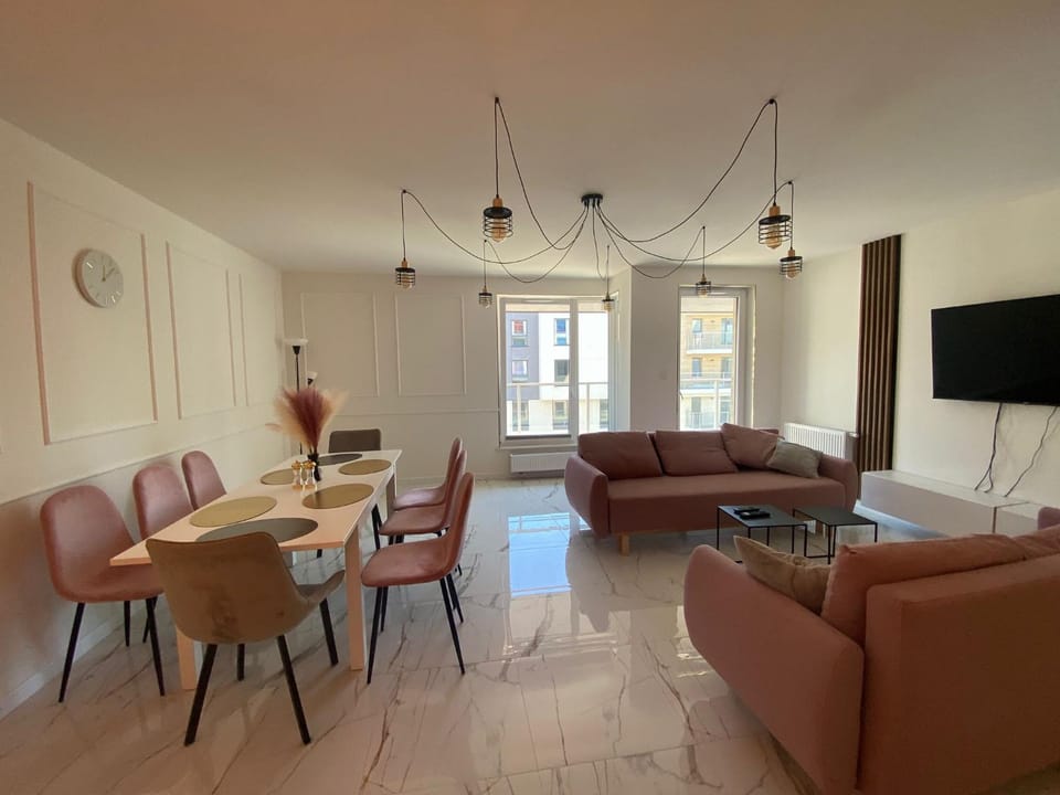 TV and multimedia, Living room, Seating area, Dining area