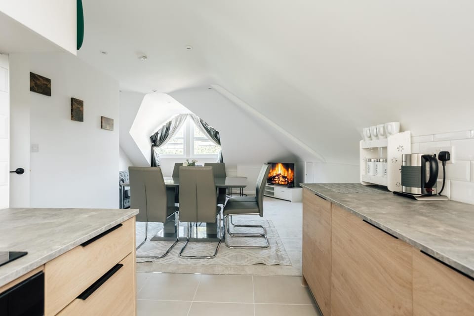 Kitchen or kitchenette, Seating area, Dining area