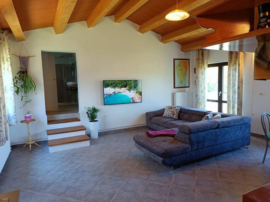 Communal lounge/ TV room, TV and multimedia, Living room, Seating area, Evening entertainment