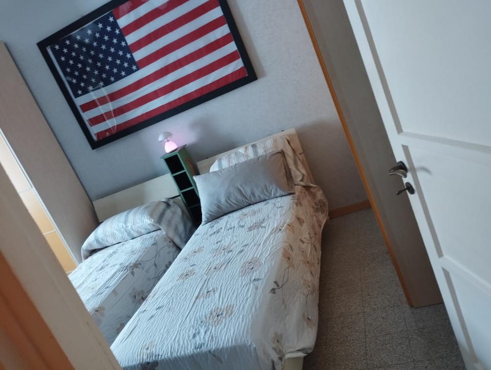 Photo of the whole room, Bedroom