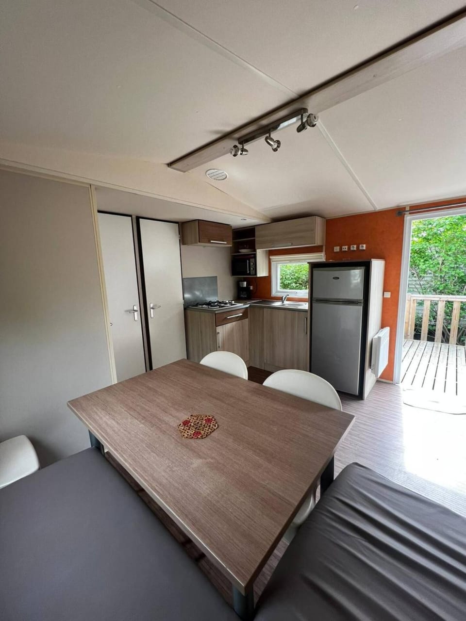 Dining area, minibar