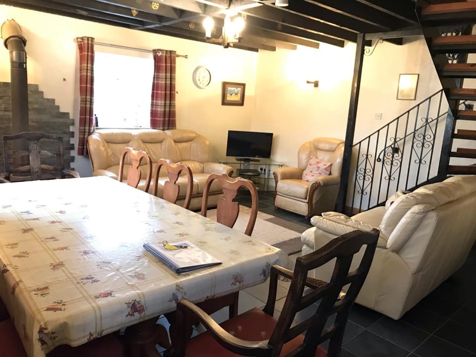 TV and multimedia, Living room, Seating area, Dining area