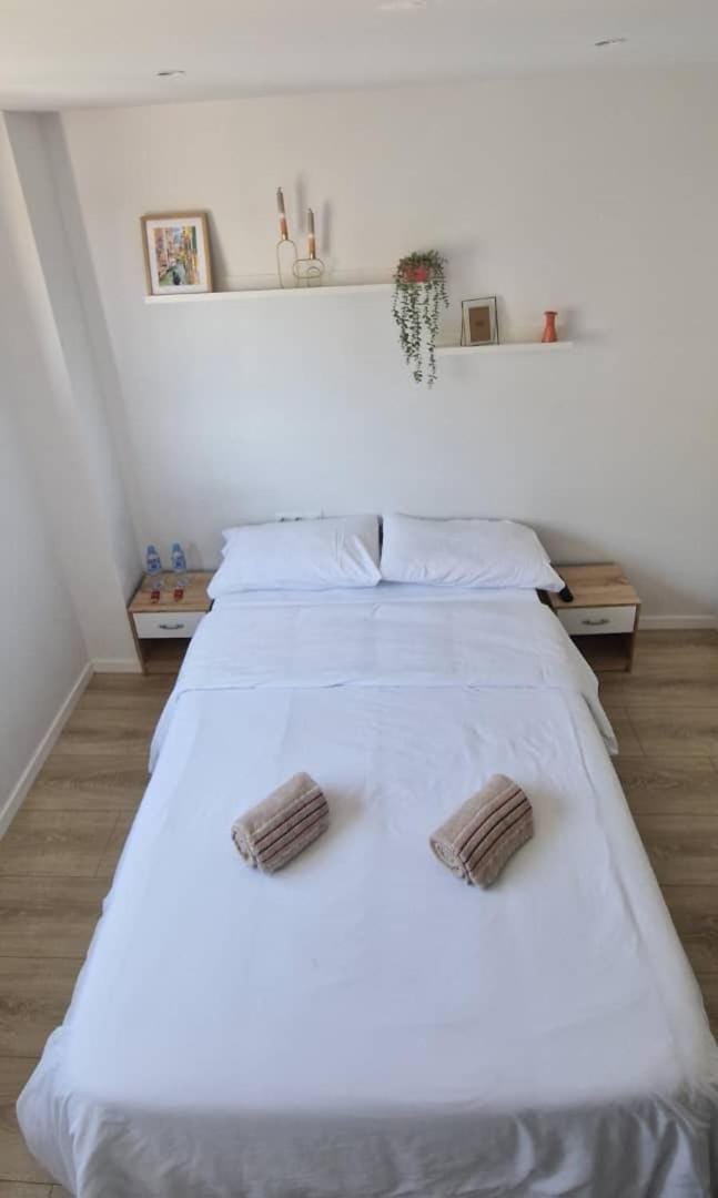 Confortable habitación doble - 1 Bed and Breakfast in Barcelona