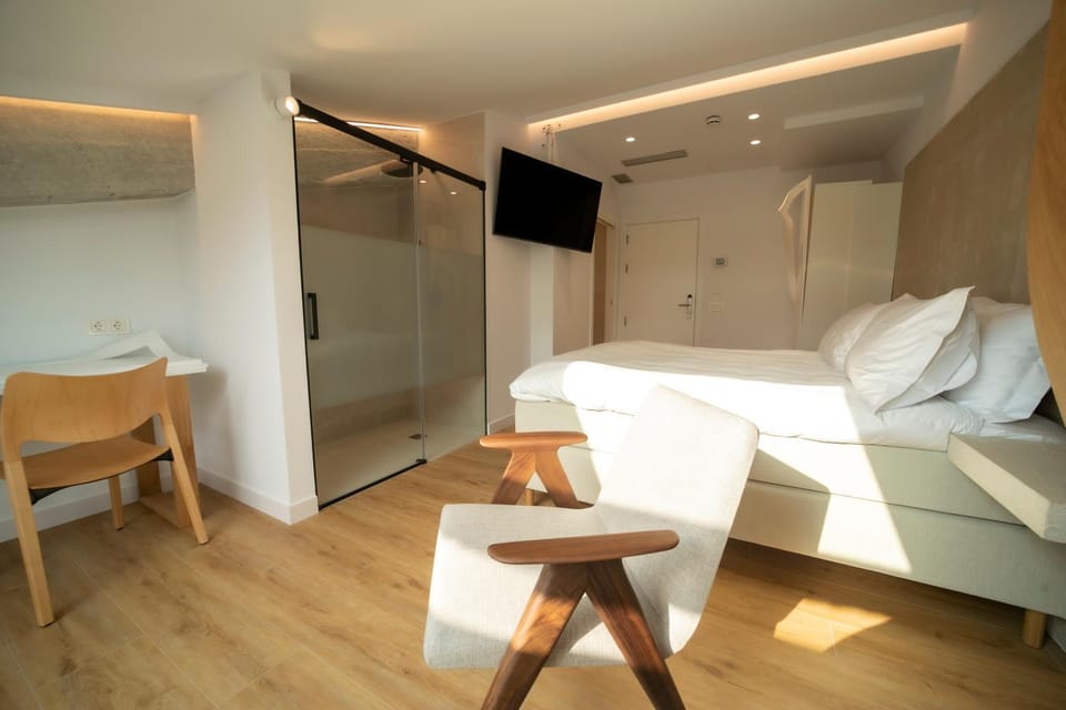 Bed, TV and multimedia, Photo of the whole room, Bedroom